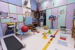 中心的治療室內設有不同的器材，藉以鍛鍊學童的體能和肌力，包括牆架、跑步機、治療球及不同的懸吊器材。