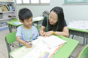 Teachers help children tackle difficulties and stimulate their interest in learning. 
